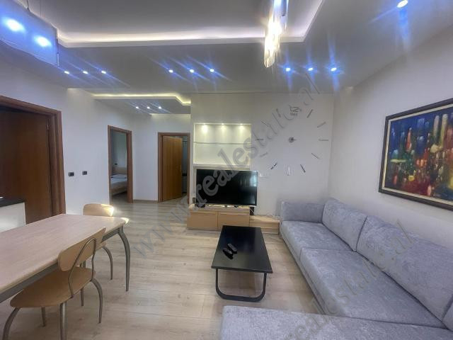 Apartament 2+1 me qera ne rrugen Sami Frasheri prane Liqenit Artficial ne Tirane.
Eshte i pozicionu